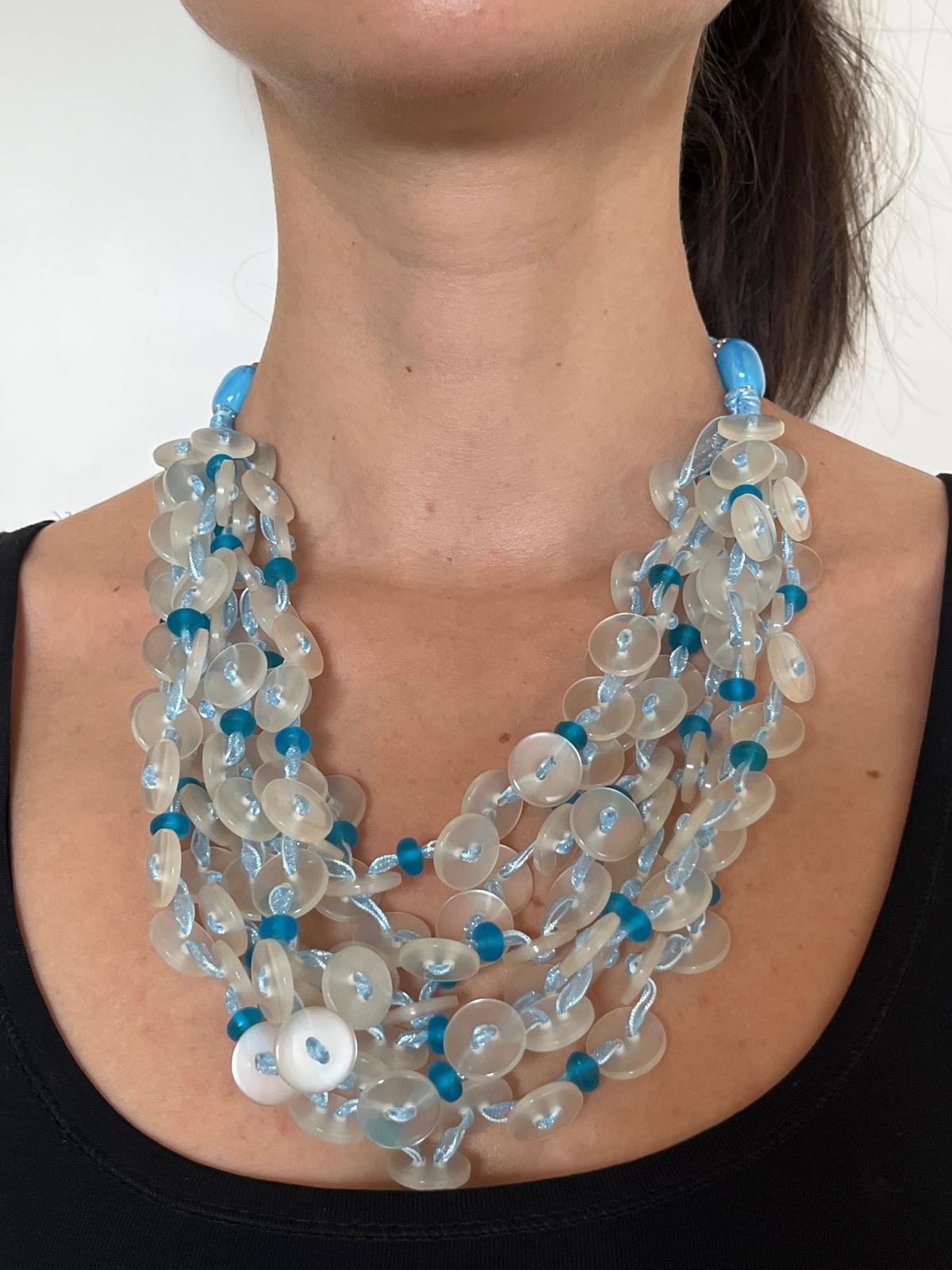 Collane con bottoni solidali