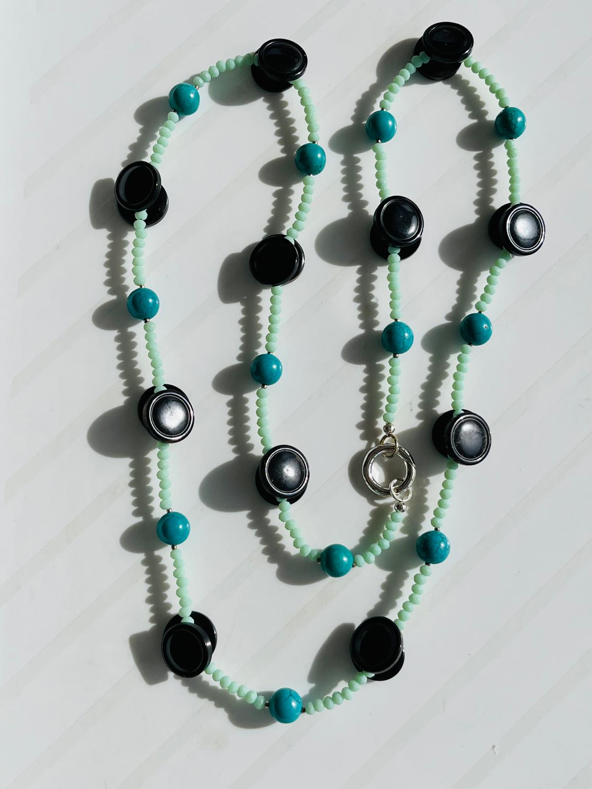 Collane con bottoni solidali