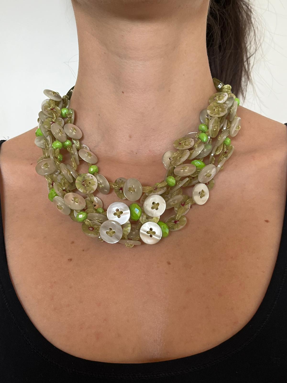 Collane con bottoni solidali