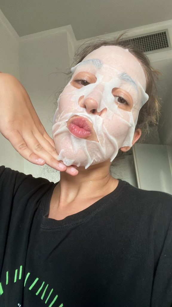 Incontro Auto Mutuo Aiuto 2025 giovani con CMT: Sara indossa una maschera per il viso