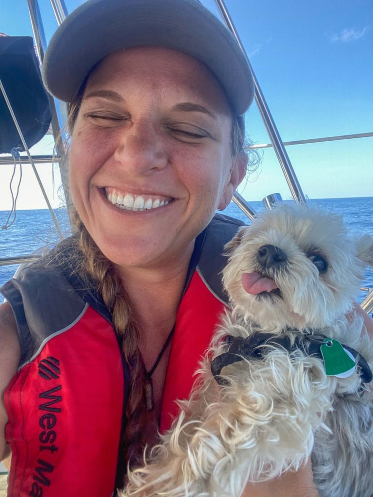 Jenny Decker e Romeo, il suo maltese, si preparano per circumnavigare il mondo con la sua barca e la Charcot-Marie-Tooth