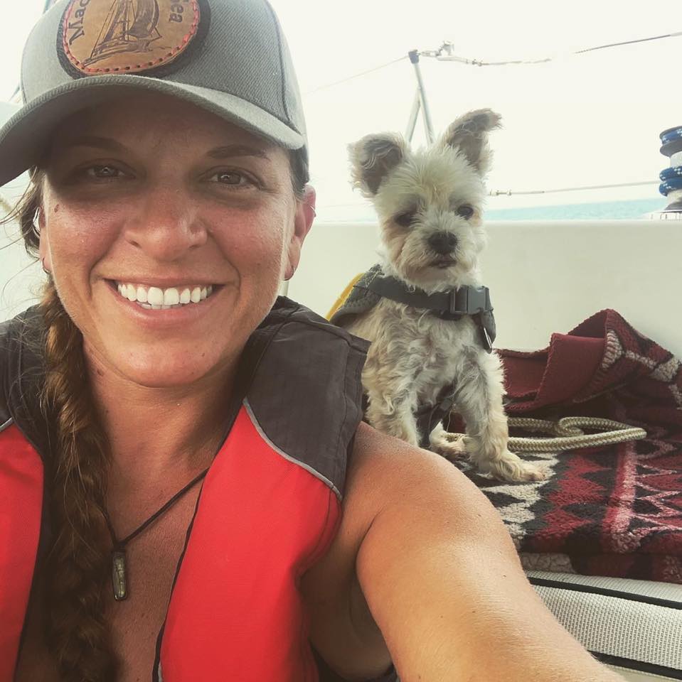 Jenny Decker e la sua avventura di circumnavigare il mondo con Romeo, il suo maltese