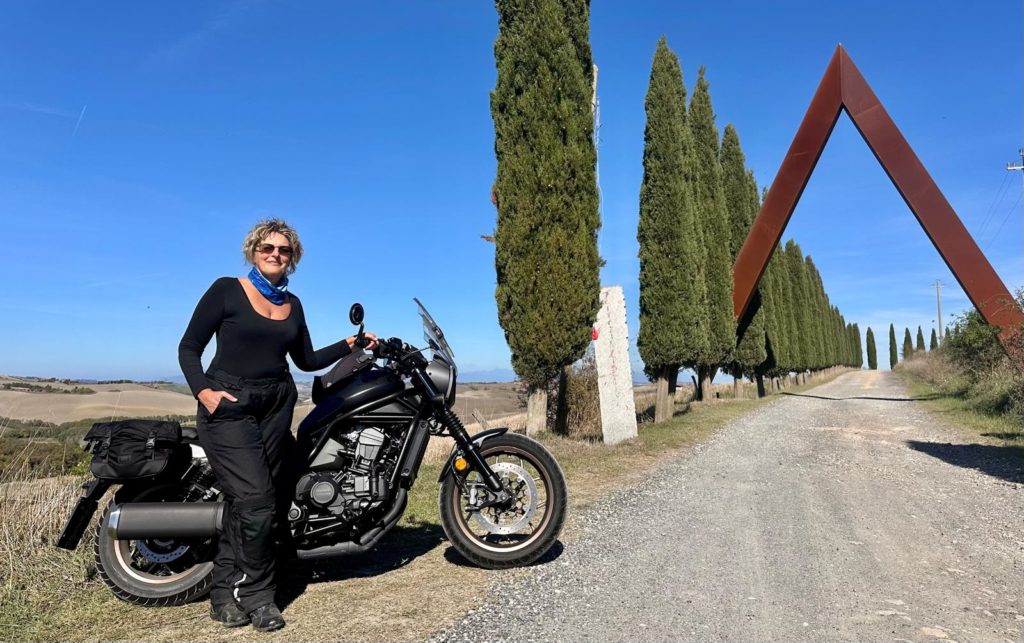 Silvia in moto con la CMT