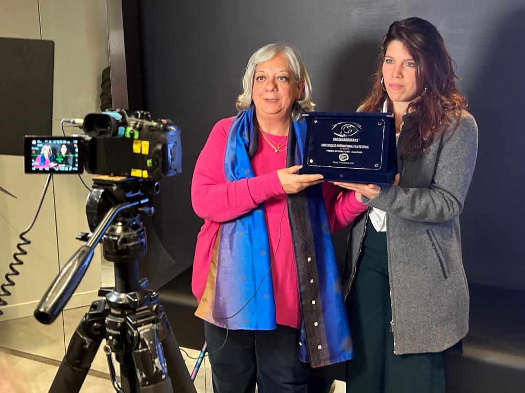 Rebecca Casagli con Angela Arcuri alla premiazione del festival uno sguardo raro 2023